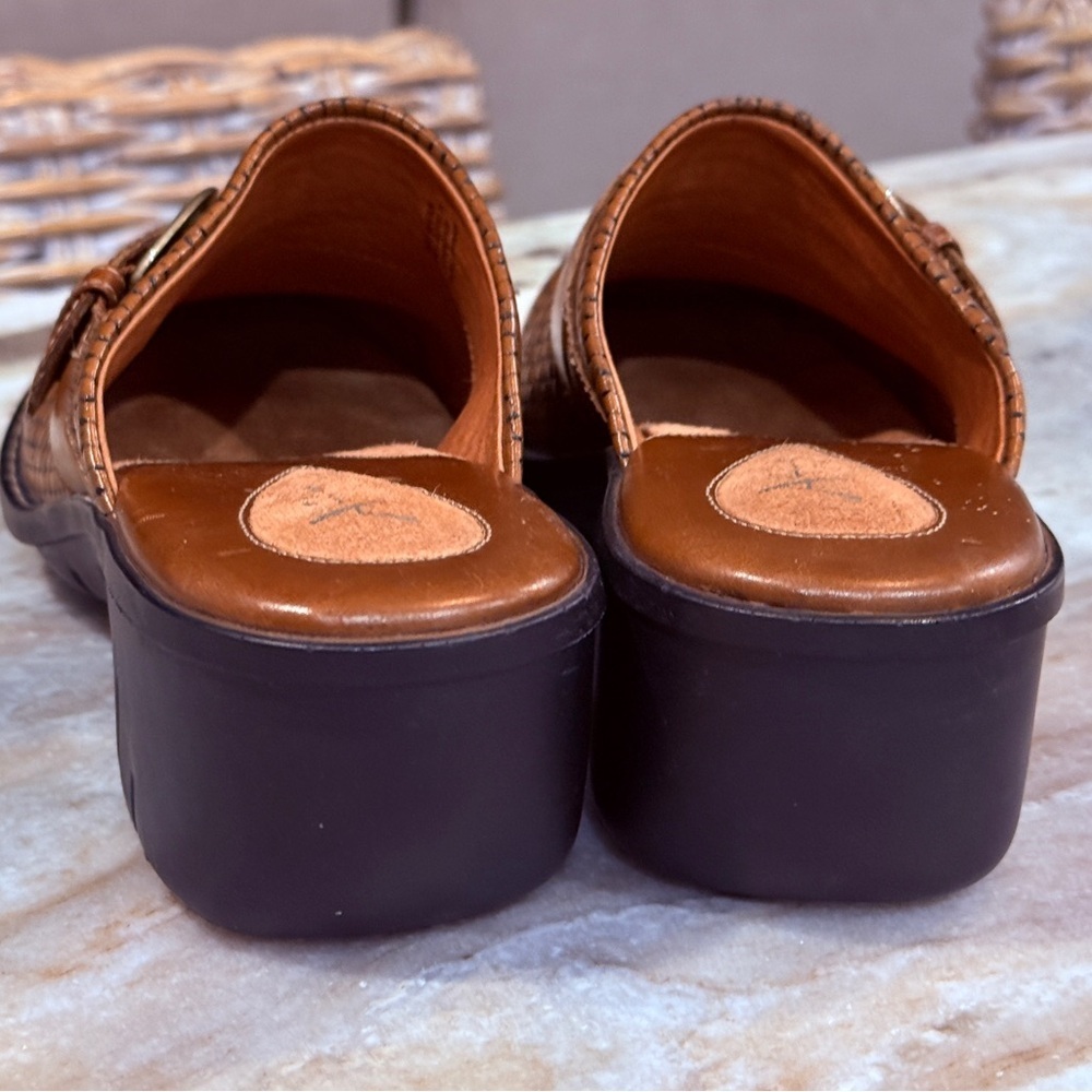 Women’s CLARKS Artisan brown leather woven mules- Size 8 - Picture 4 of 7